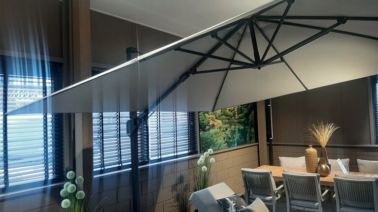 Challenger T2 zweefparasol 300x300cm light grey compleet showroomverlater - afbeelding 1