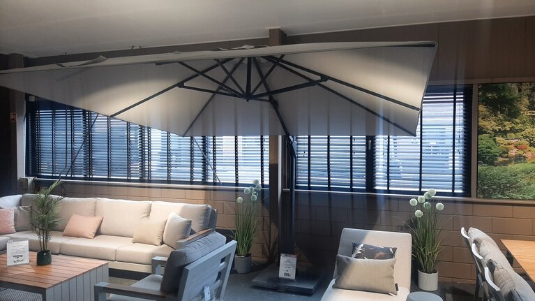 Challenger T2 zweefparasol 300x300cm light grey compleet showroomverlater - afbeelding 2